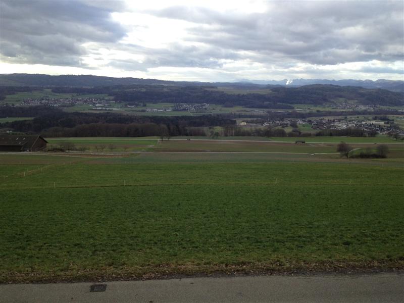 Ein Blick bis weit in den Jura hinein, die Gösgener Fahne zeigt den Westwind schön an